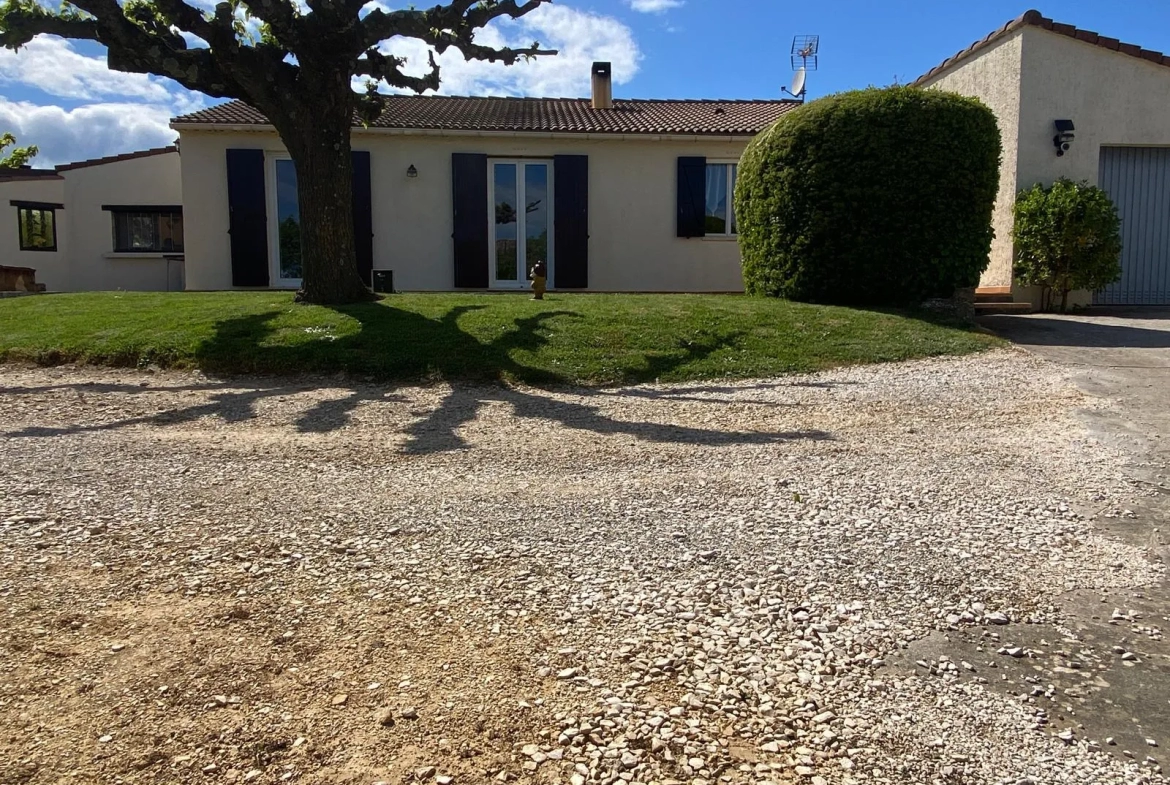 Maison de plain-pied à Vénéjan avec jardin et vue paisible 