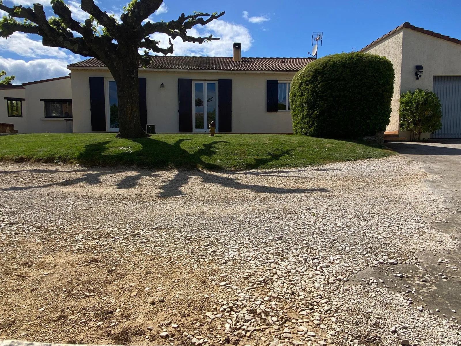 Maison de plain-pied à Vénéjan avec jardin et vue paisible 