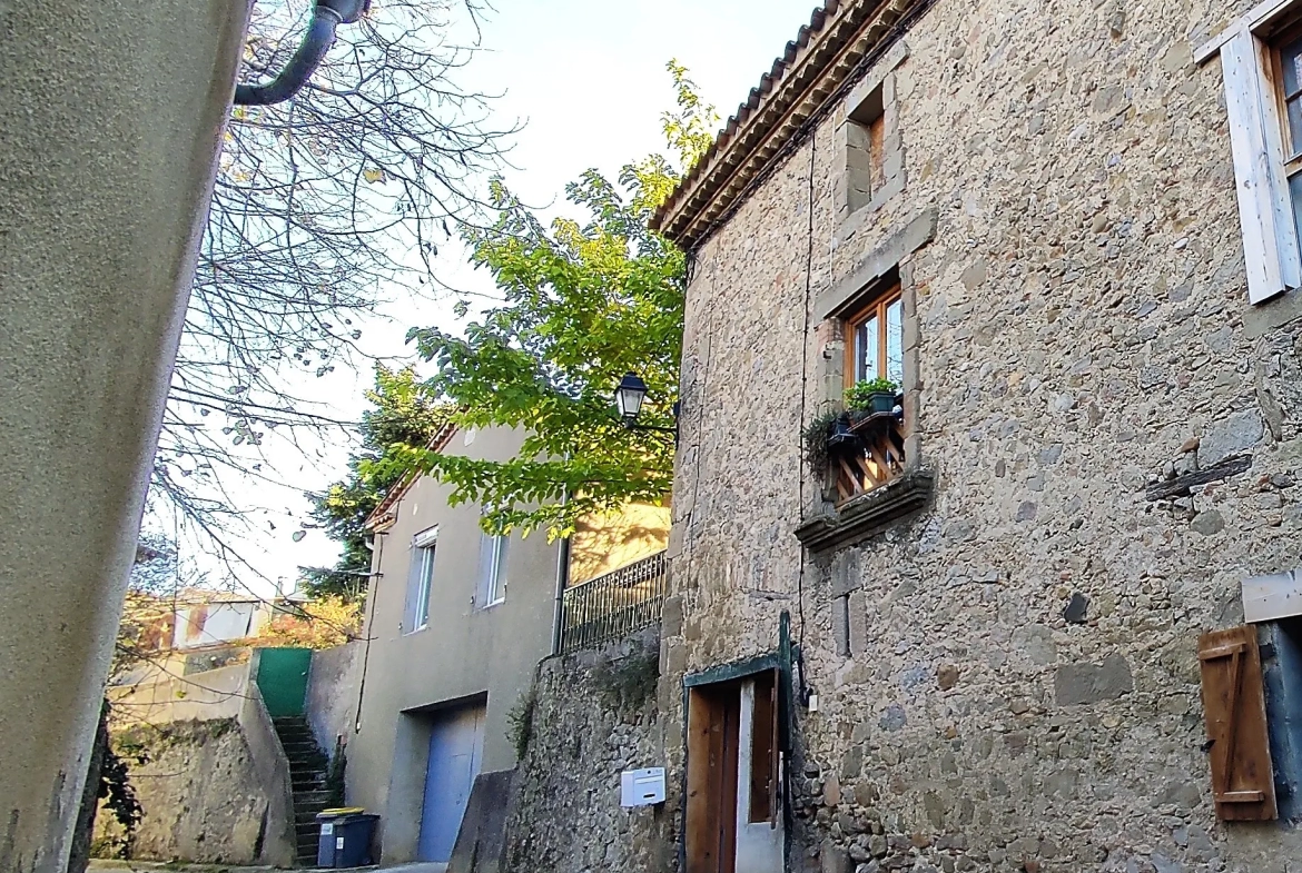 Maison de village T2 avec terrasse à Couffoulens 