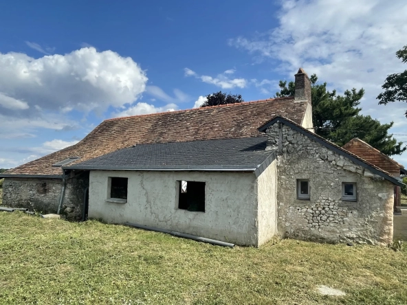 Fermette à Rénover avec 3 Chambres et Dépendances - Axe Le Lude Noyant