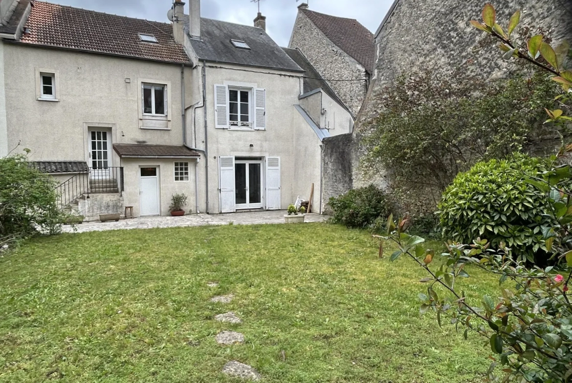 Maison de Ville avec Jardin et Dépendance à Etampes 