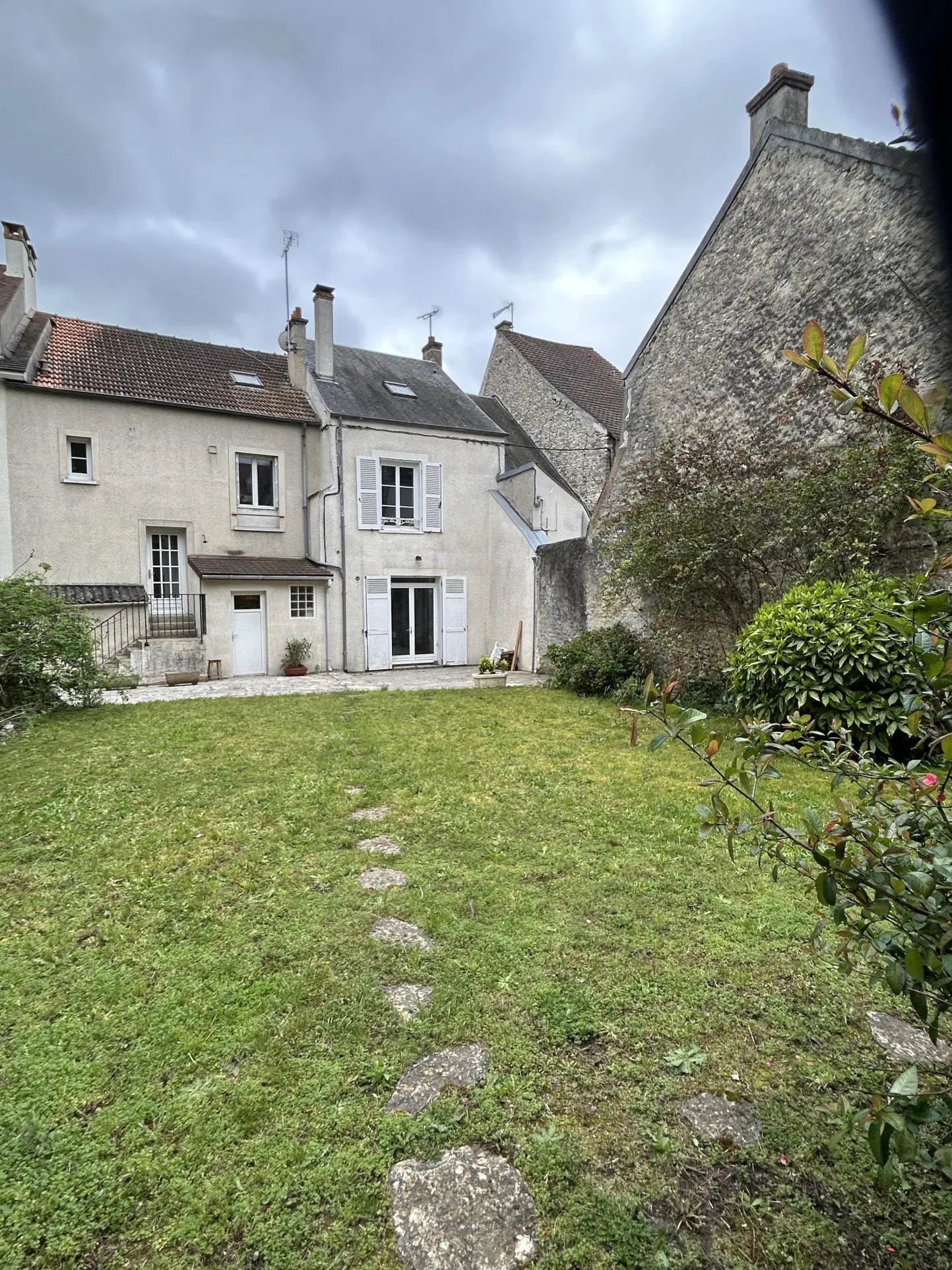 Maison de Ville avec Jardin et Dépendance à Etampes 