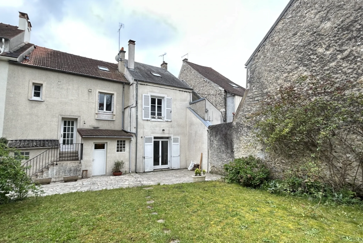 Maison de Ville avec Jardin et Dépendance à Etampes 