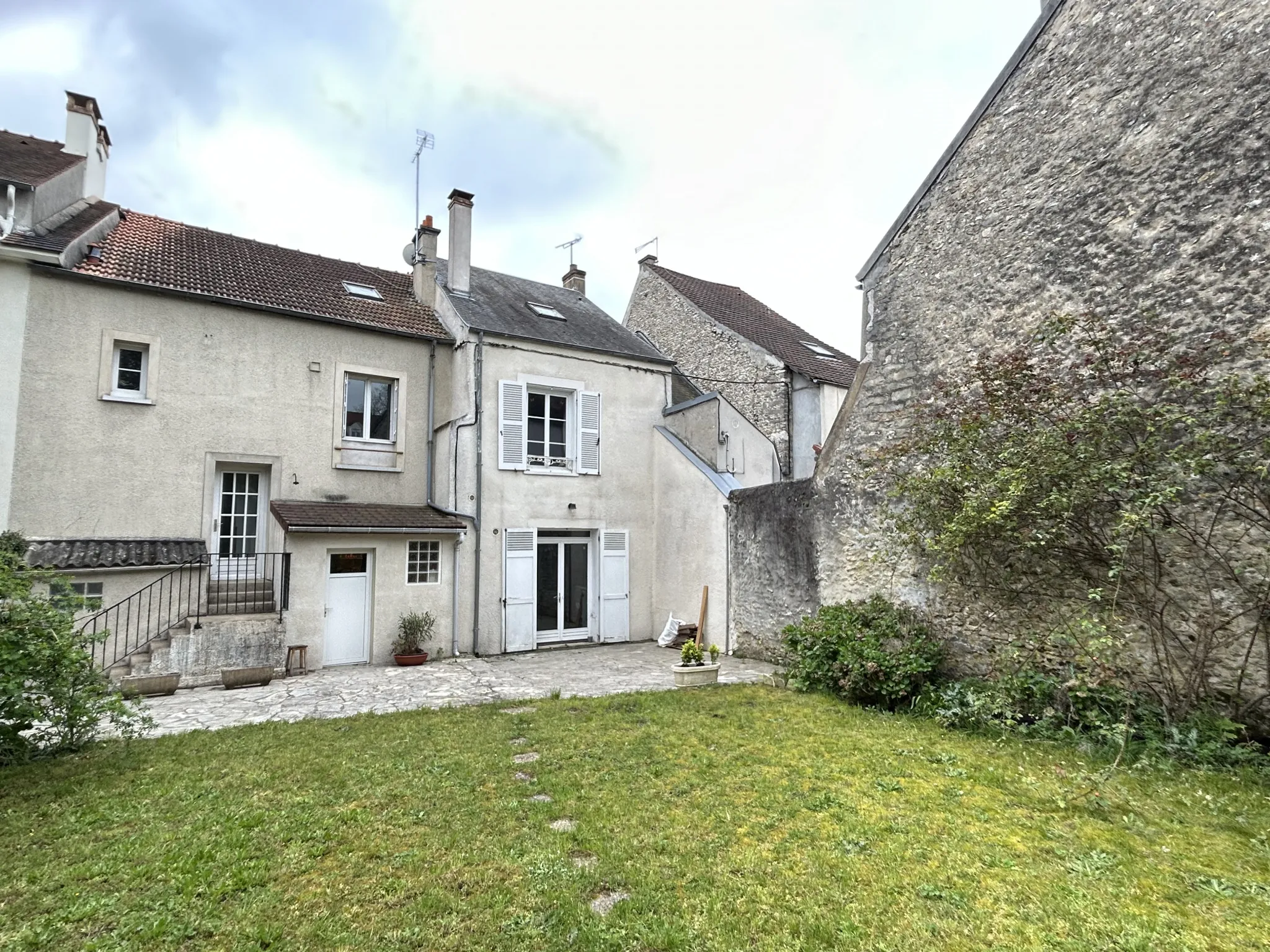 Maison de Ville avec Jardin et Dépendance à Etampes 