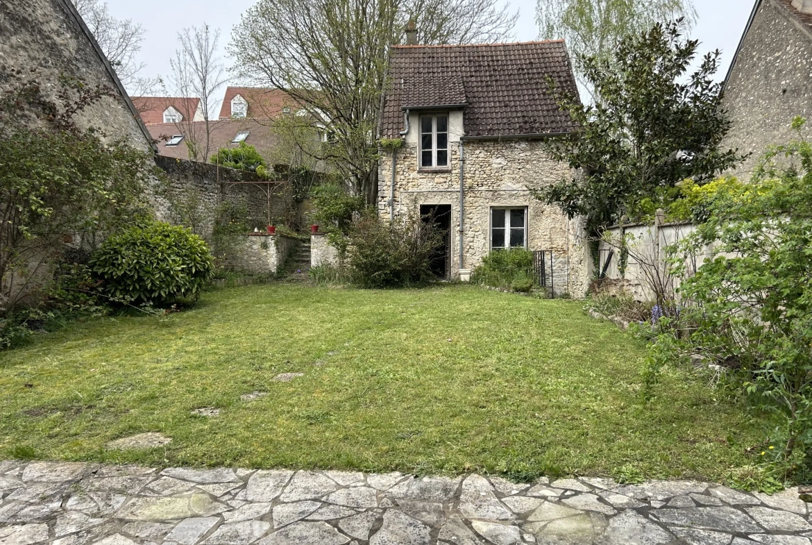 Maison de Ville avec Jardin et Dépendance à Etampes 