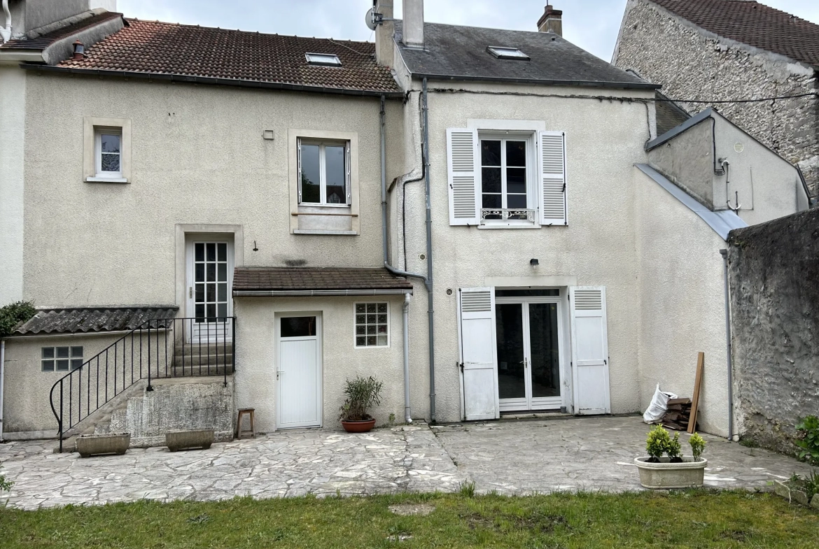 Maison de Ville avec Jardin et Dépendance à Etampes 