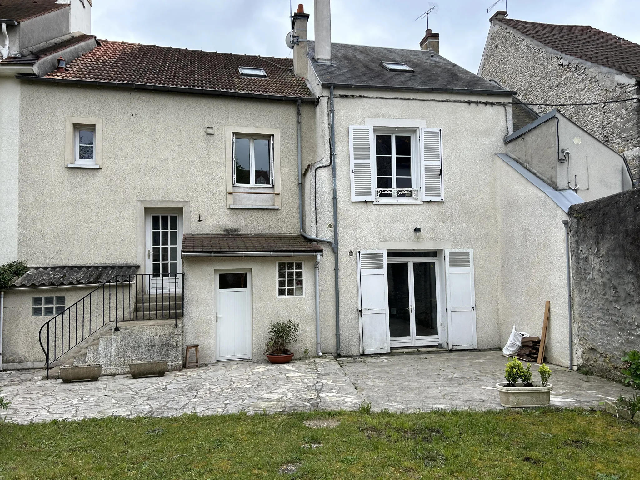 Maison de Ville avec Jardin et Dépendance à Etampes 