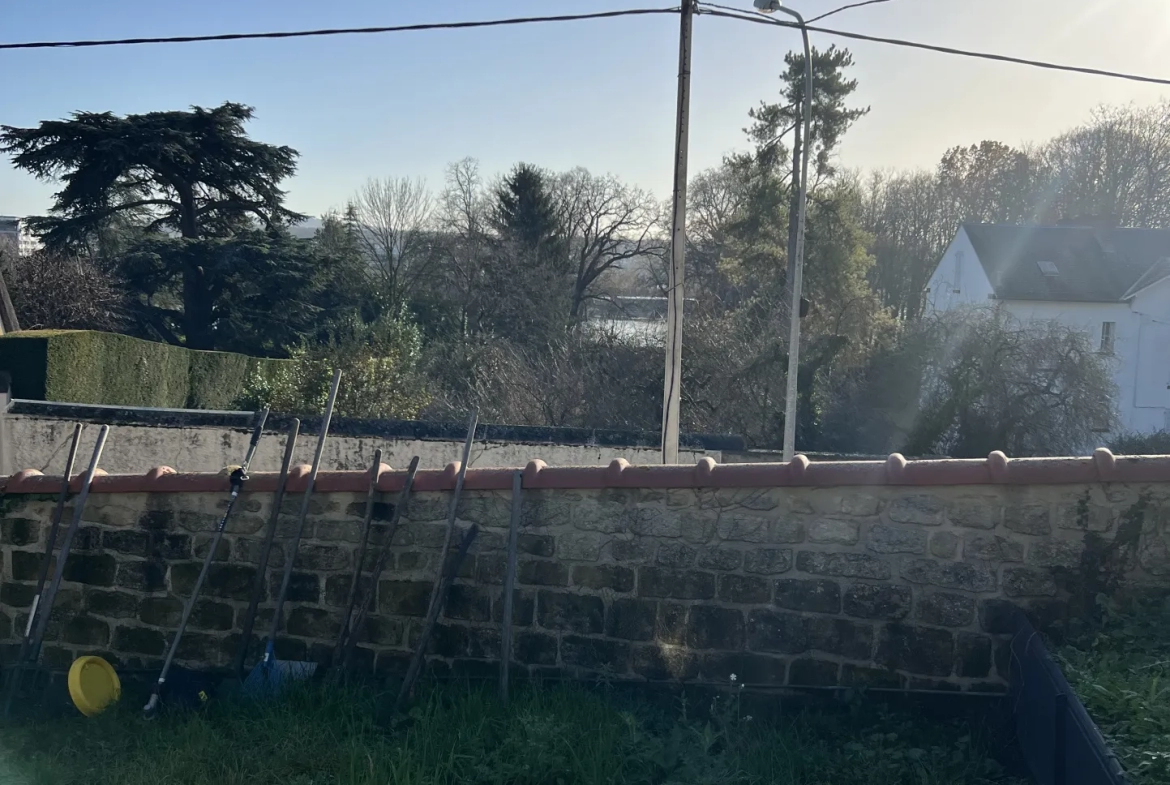 Maisonnette sur les hauteurs de Meulan avec vue sur la Seine 