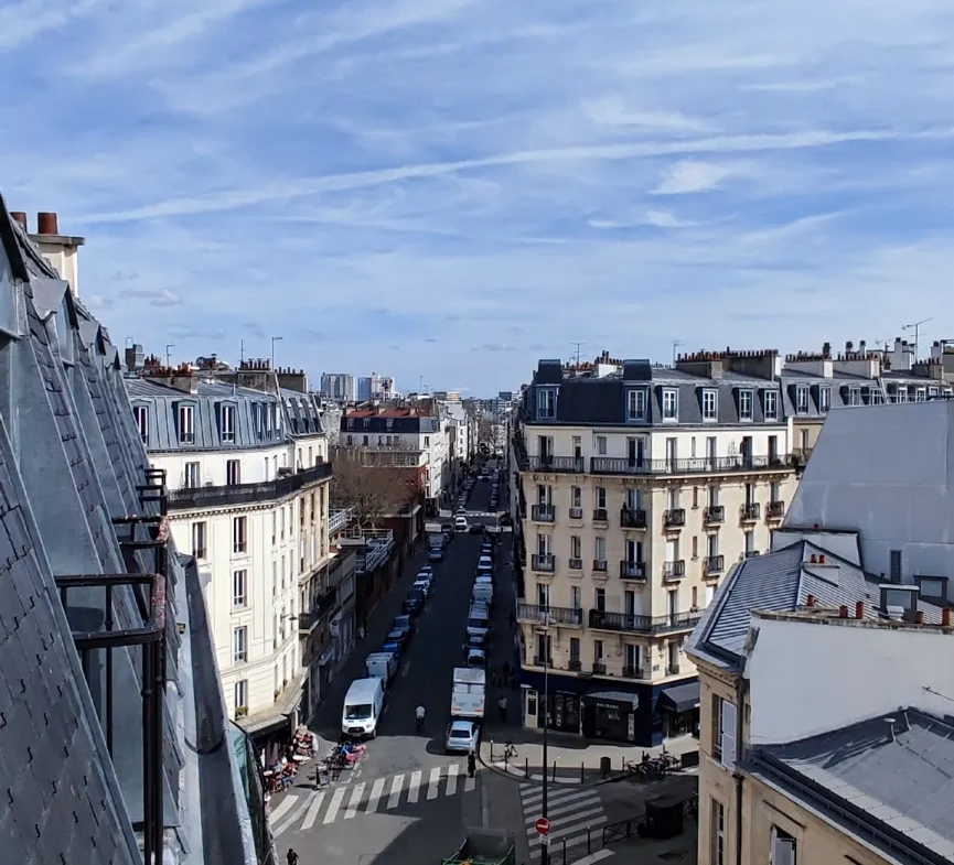 Chambre de service avec vue sur le Sacré Coeur à Paris 