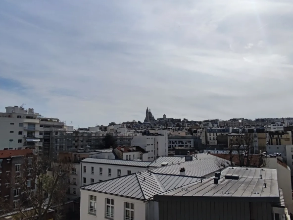 Chambre de service avec vue sur le Sacré Coeur à Paris