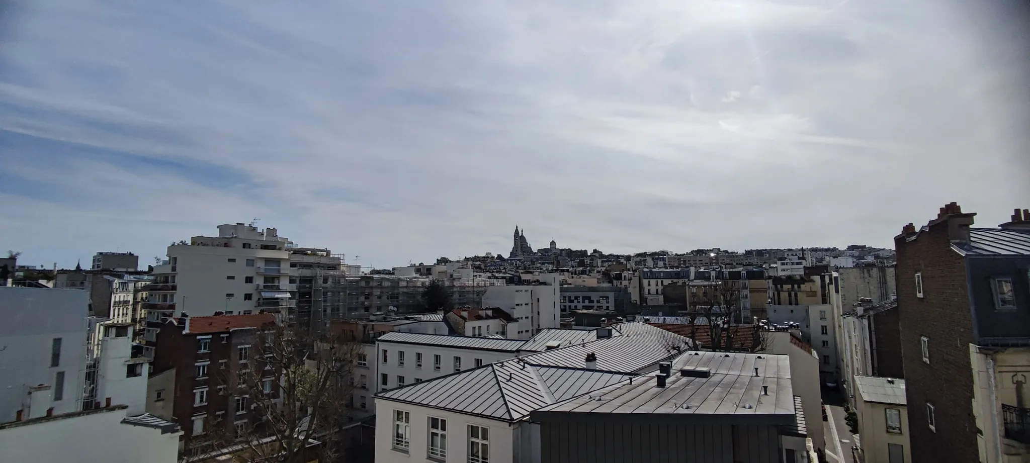 Chambre de service avec vue sur le Sacré Coeur à Paris 