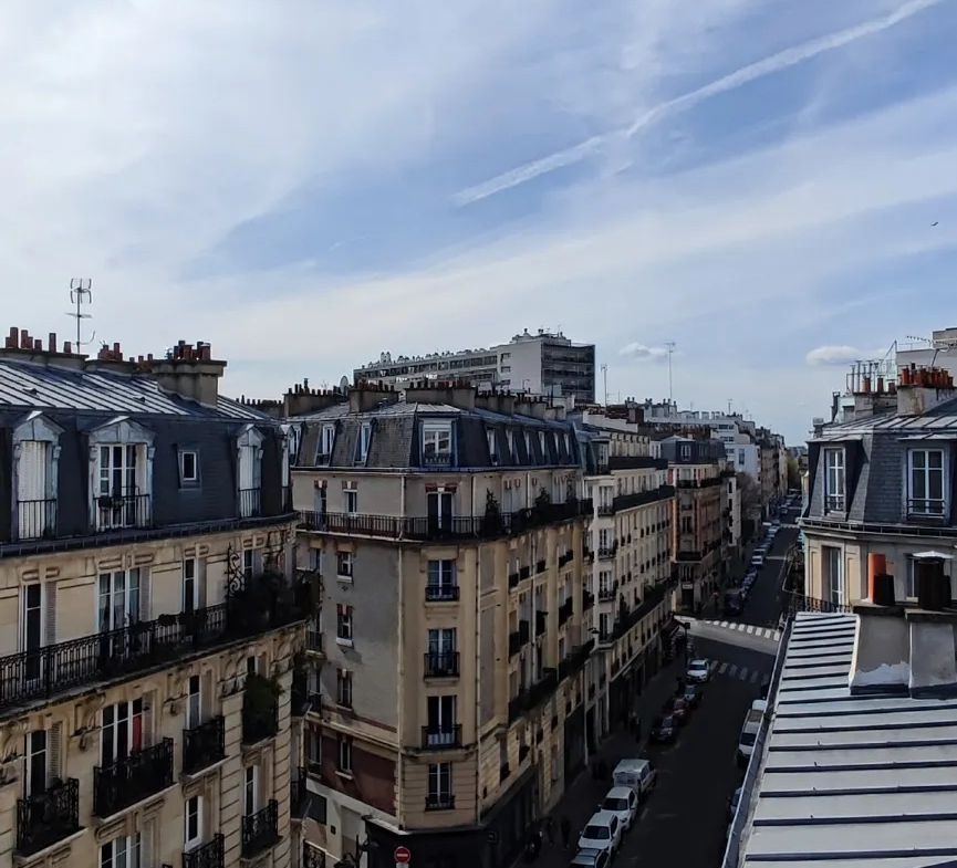 Chambre de service avec vue sur le Sacré Coeur à Paris 