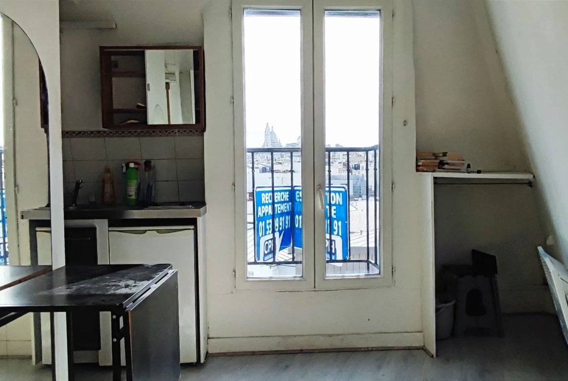 Chambre de service avec vue sur le Sacré Coeur à Paris 