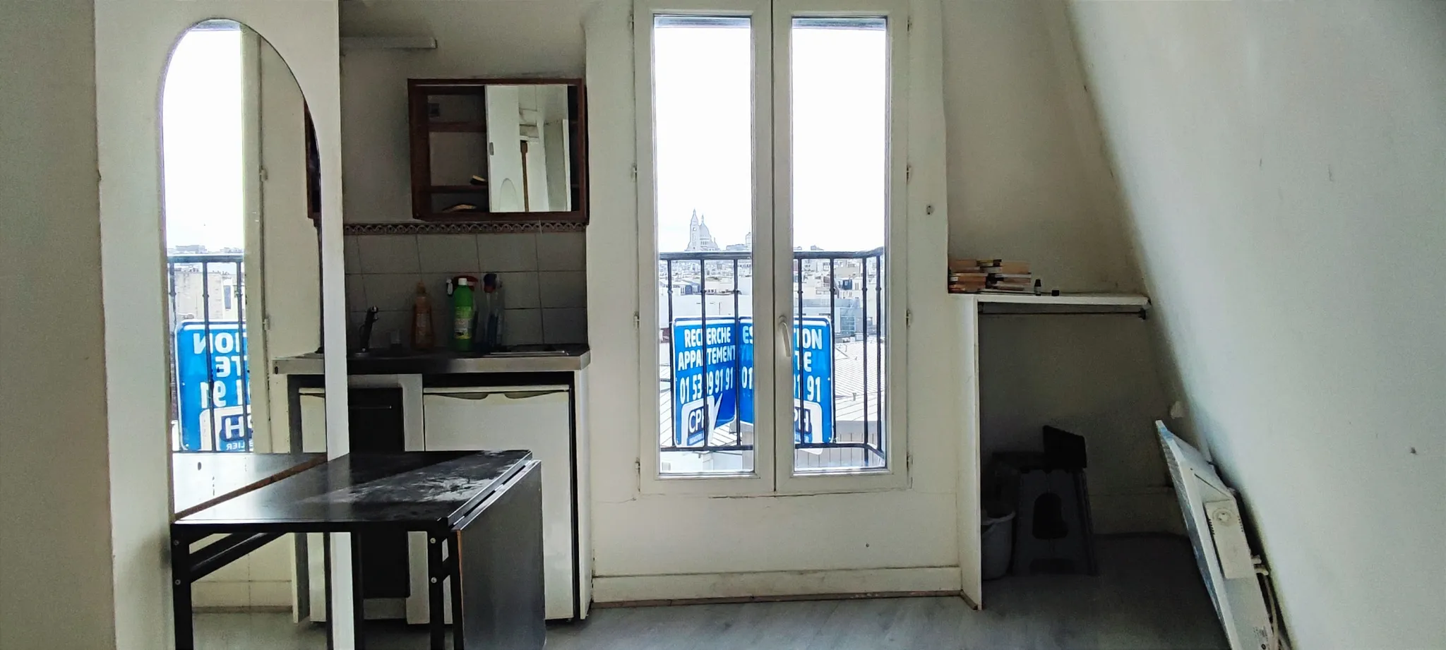 Chambre de service avec vue sur le Sacré Coeur à Paris 