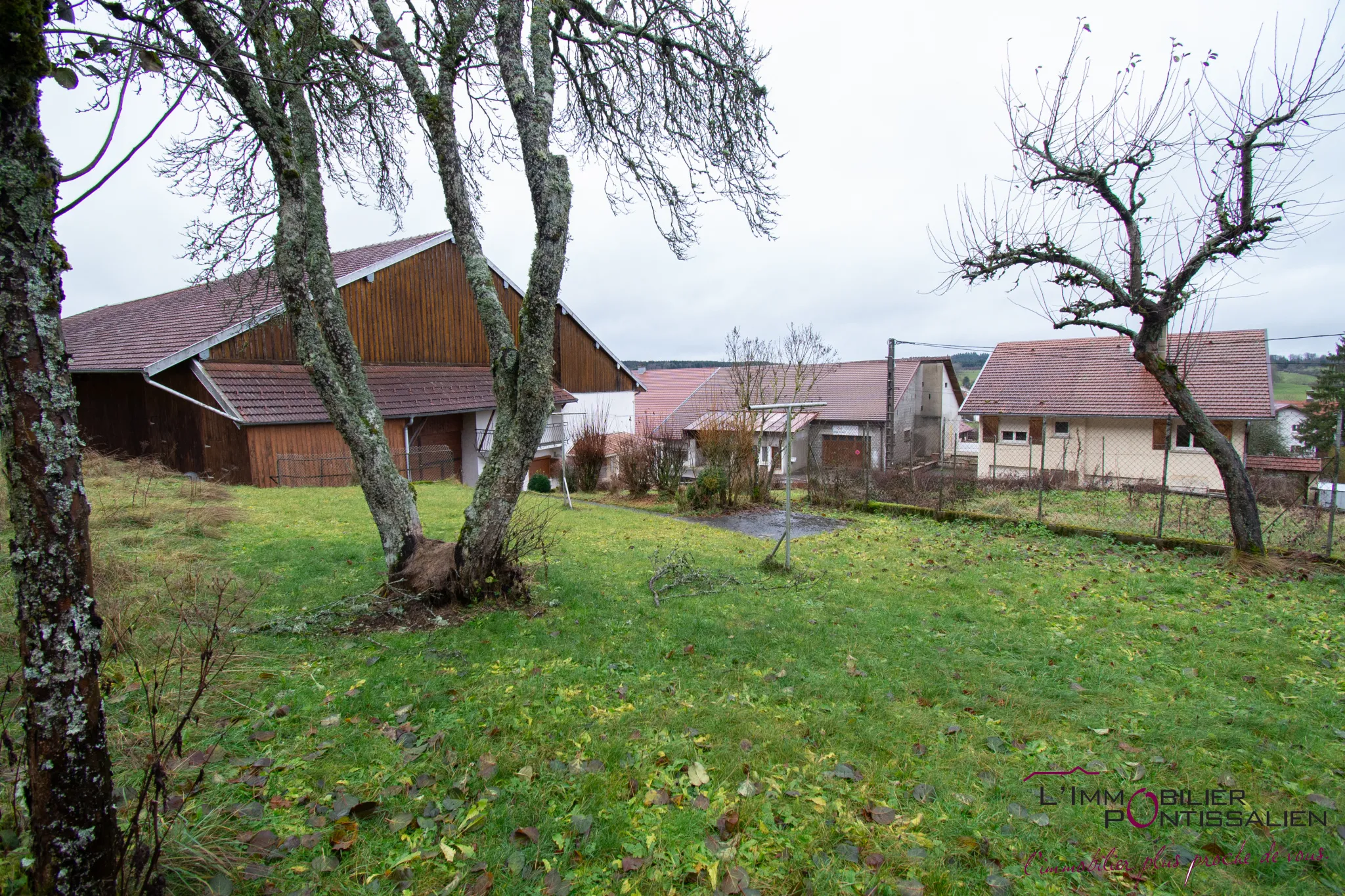 Ferme mitoyenne à Sombacour : 2 logements sur 1724m2 