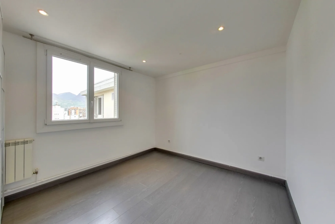 Appartement 4P+C Rue Lavoisier avec Vue Belledonne 