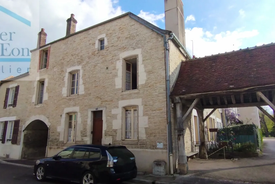 Maison de village avec garage à TANLAY Centre 