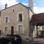 Maison de village avec garage à TANLAY Centre