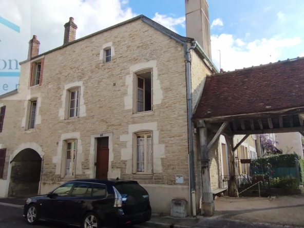 Maison de village avec garage à TANLAY Centre