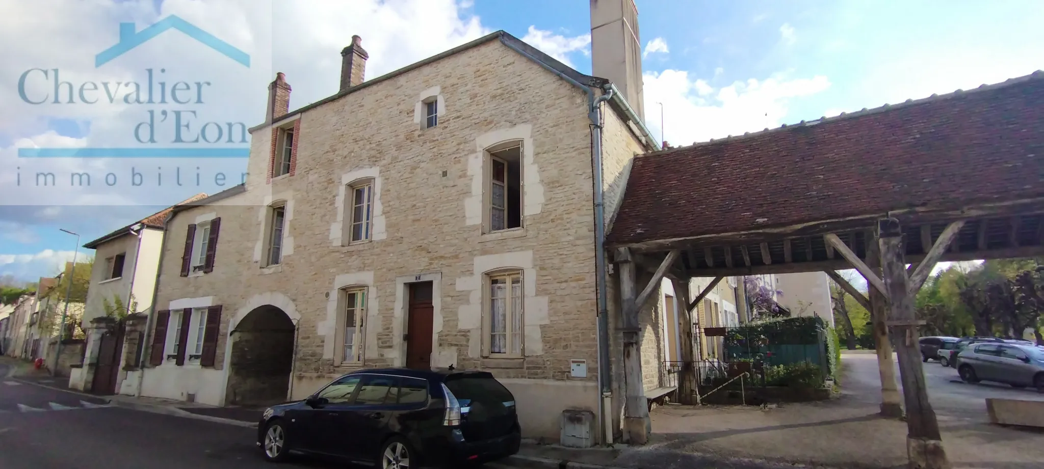 Maison de village avec garage à TANLAY Centre 