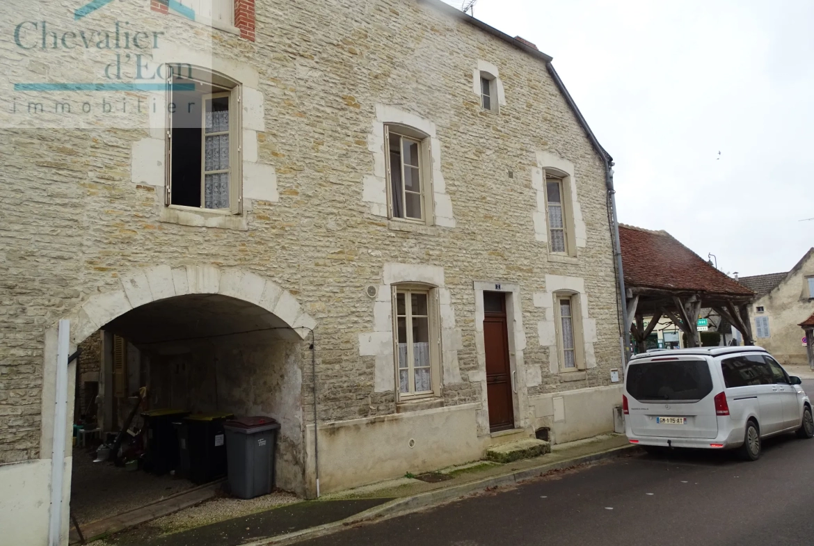 Maison de village avec garage à TANLAY Centre 