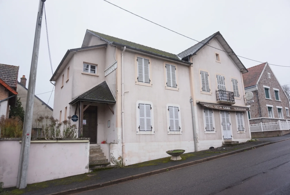 Ensemble Immobilier avec Hôtel, Grange, Garages et Appartement à Luzy 