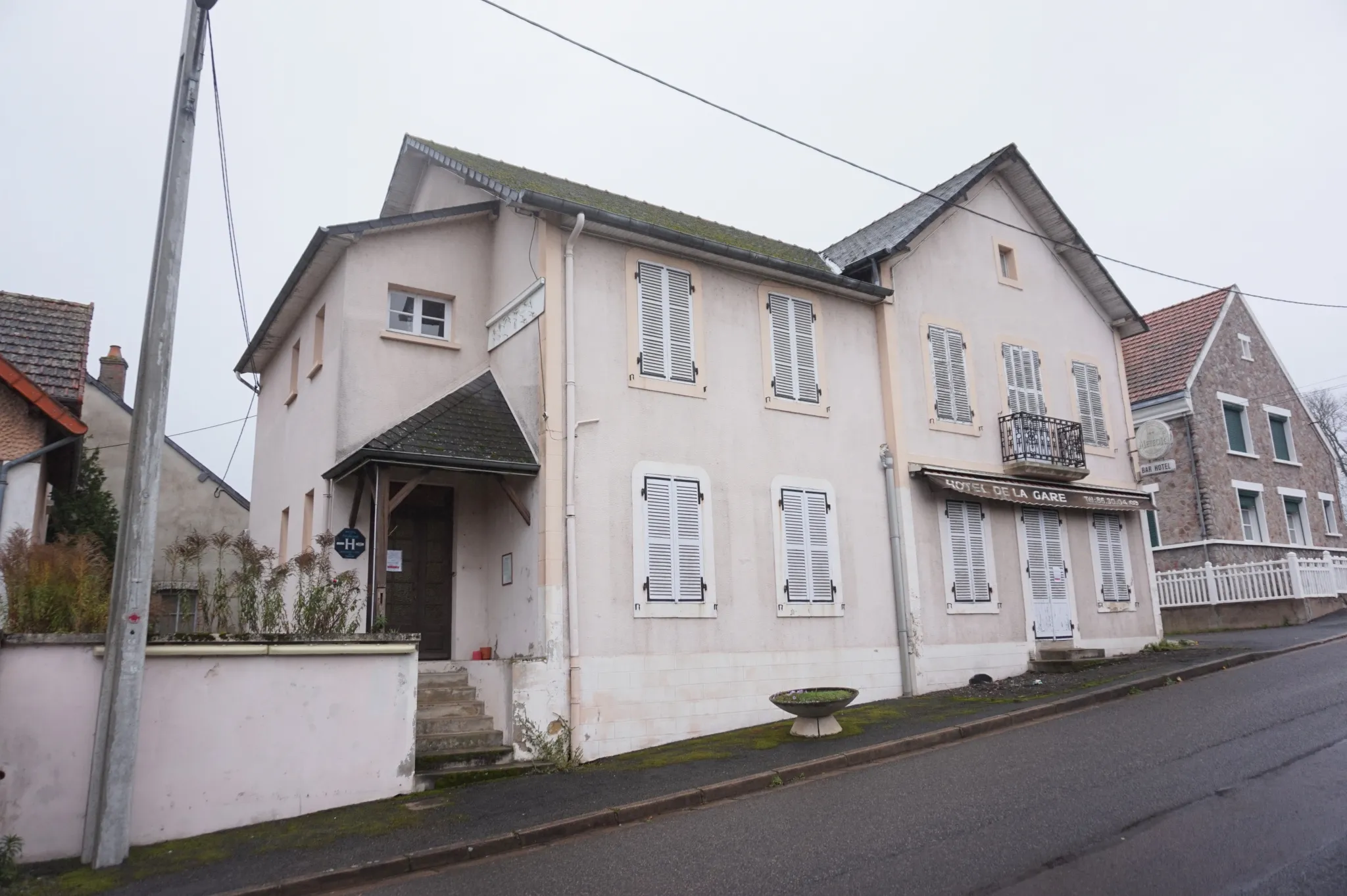 Ensemble Immobilier avec Hôtel, Grange, Garages et Appartement à Luzy 