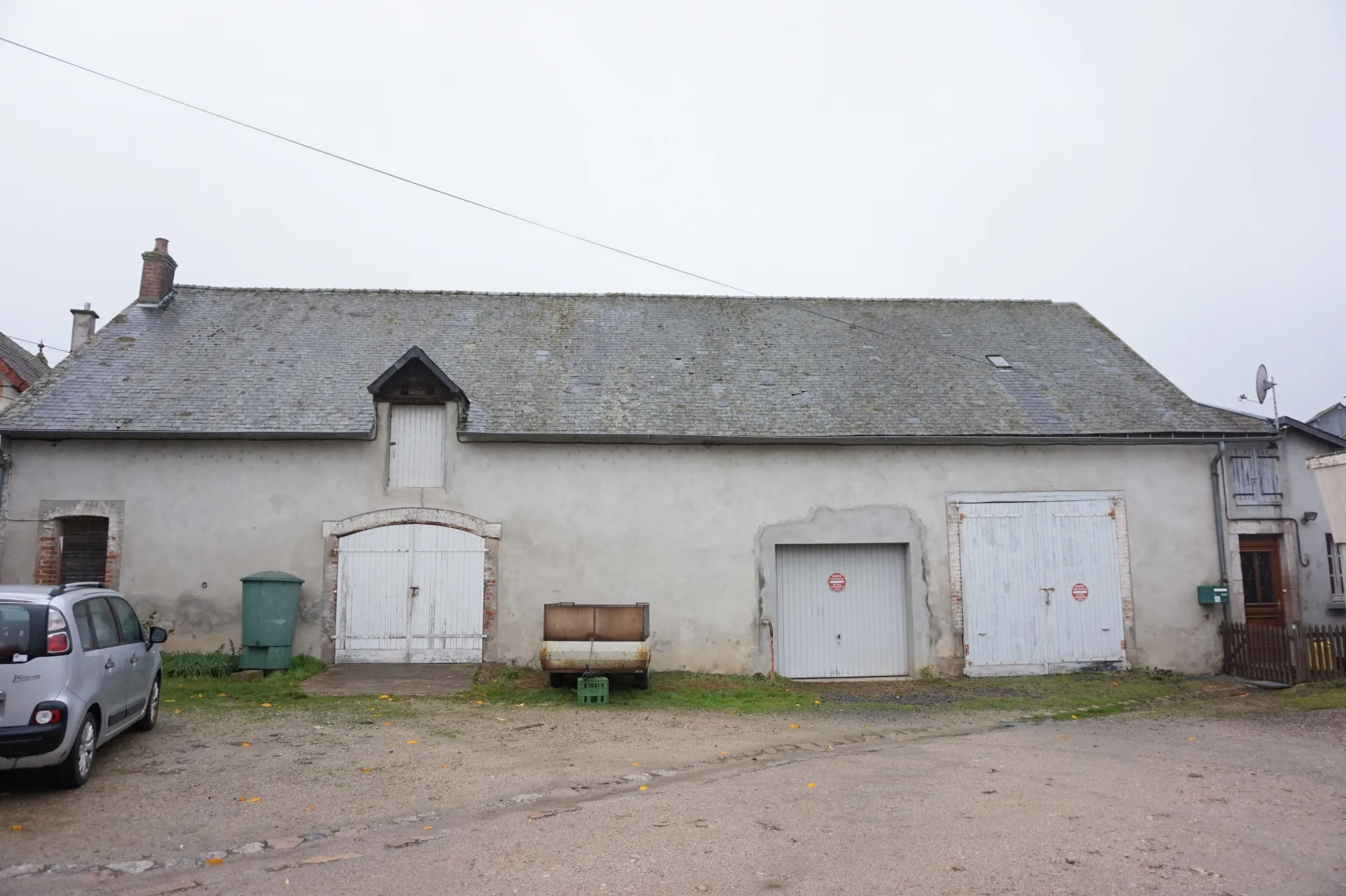 Ensemble Immobilier avec Hôtel, Grange, Garages et Appartement à Luzy 