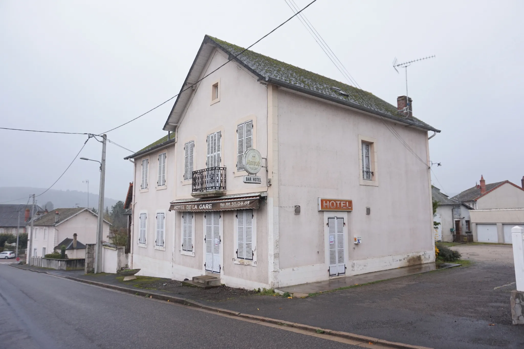 Ensemble Immobilier avec Hôtel, Grange, Garages et Appartement à Luzy 