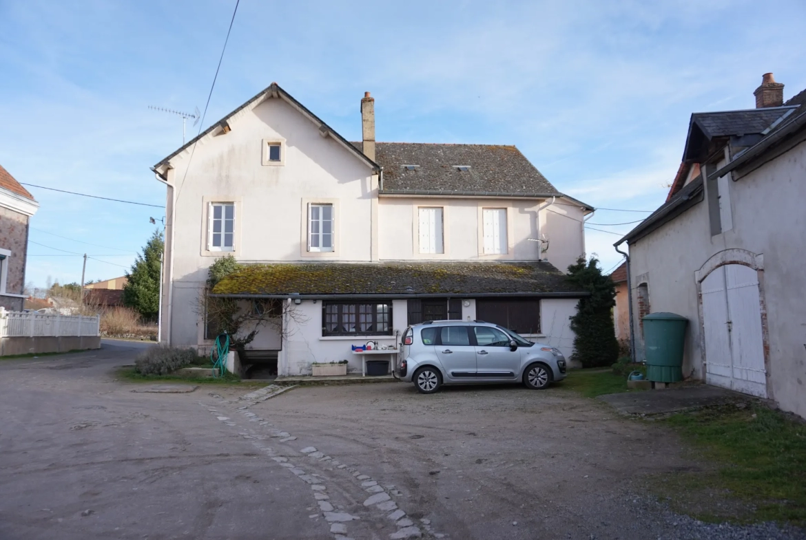 Ensemble Immobilier avec Hôtel, Grange, Garages et Appartement à Luzy 