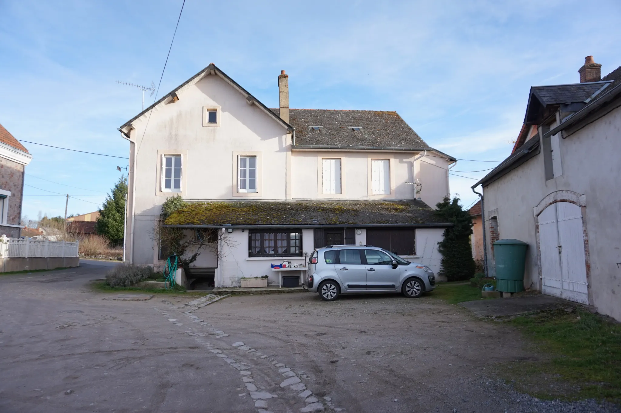 Ensemble Immobilier avec Hôtel, Grange, Garages et Appartement à Luzy 