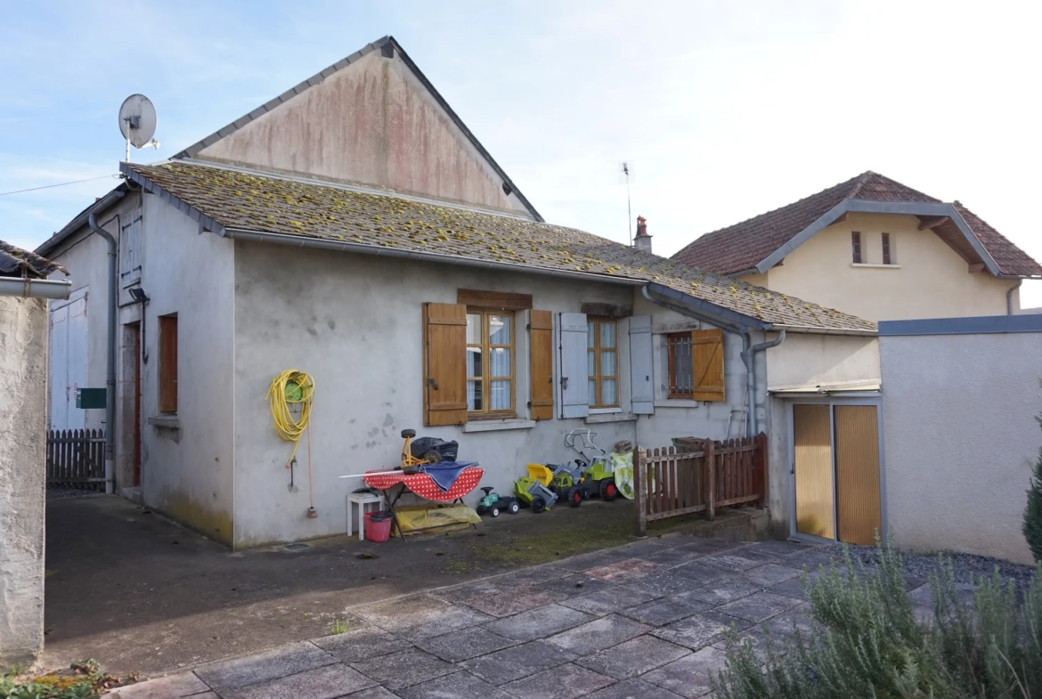 Ensemble Immobilier avec Hôtel, Grange, Garages et Appartement à Luzy 