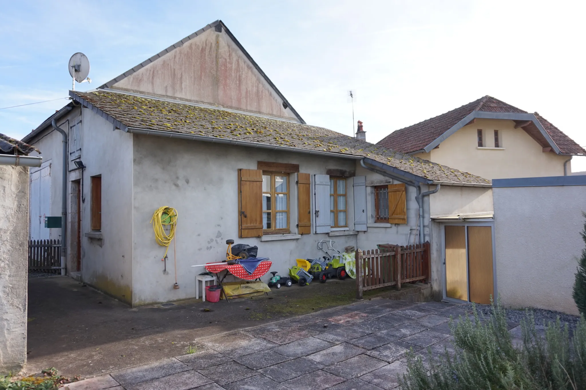 Ensemble Immobilier avec Hôtel, Grange, Garages et Appartement à Luzy 