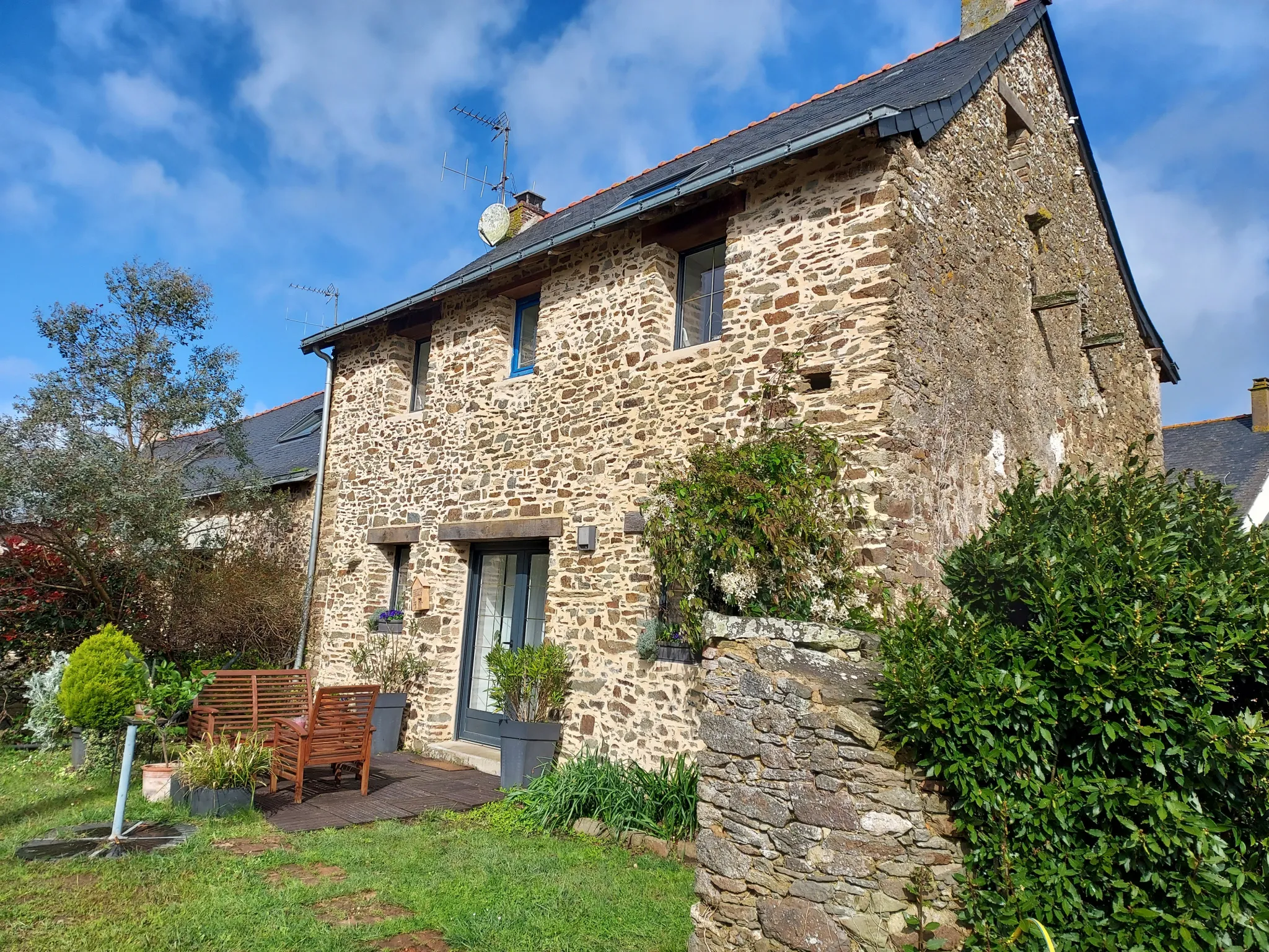 Charmante maison en pierre avec 2 chambres + bureau 