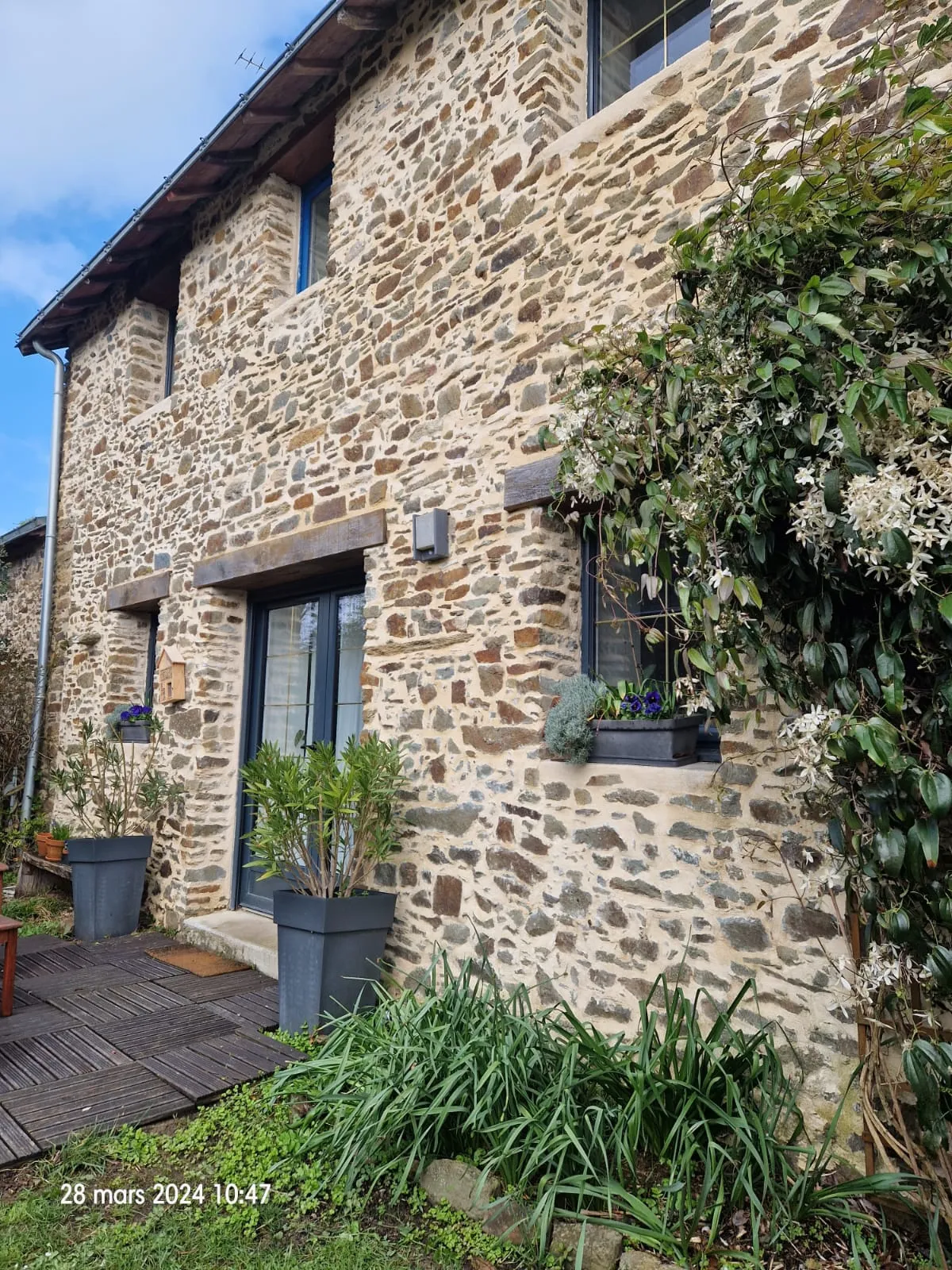 Charmante maison en pierre avec 2 chambres + bureau 