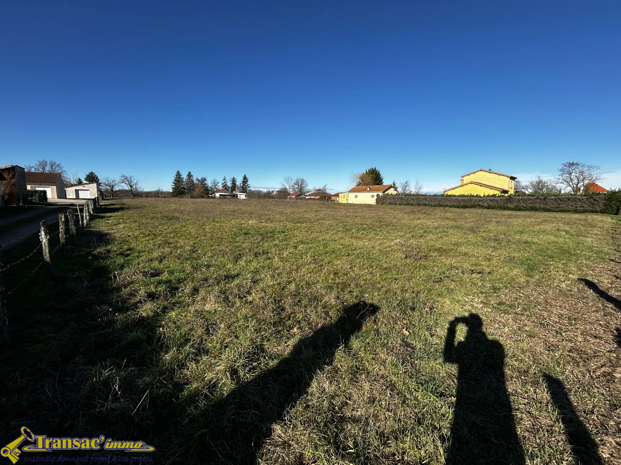 Terrain plat de 7730m2 à Saint-Priest-Bramefant 