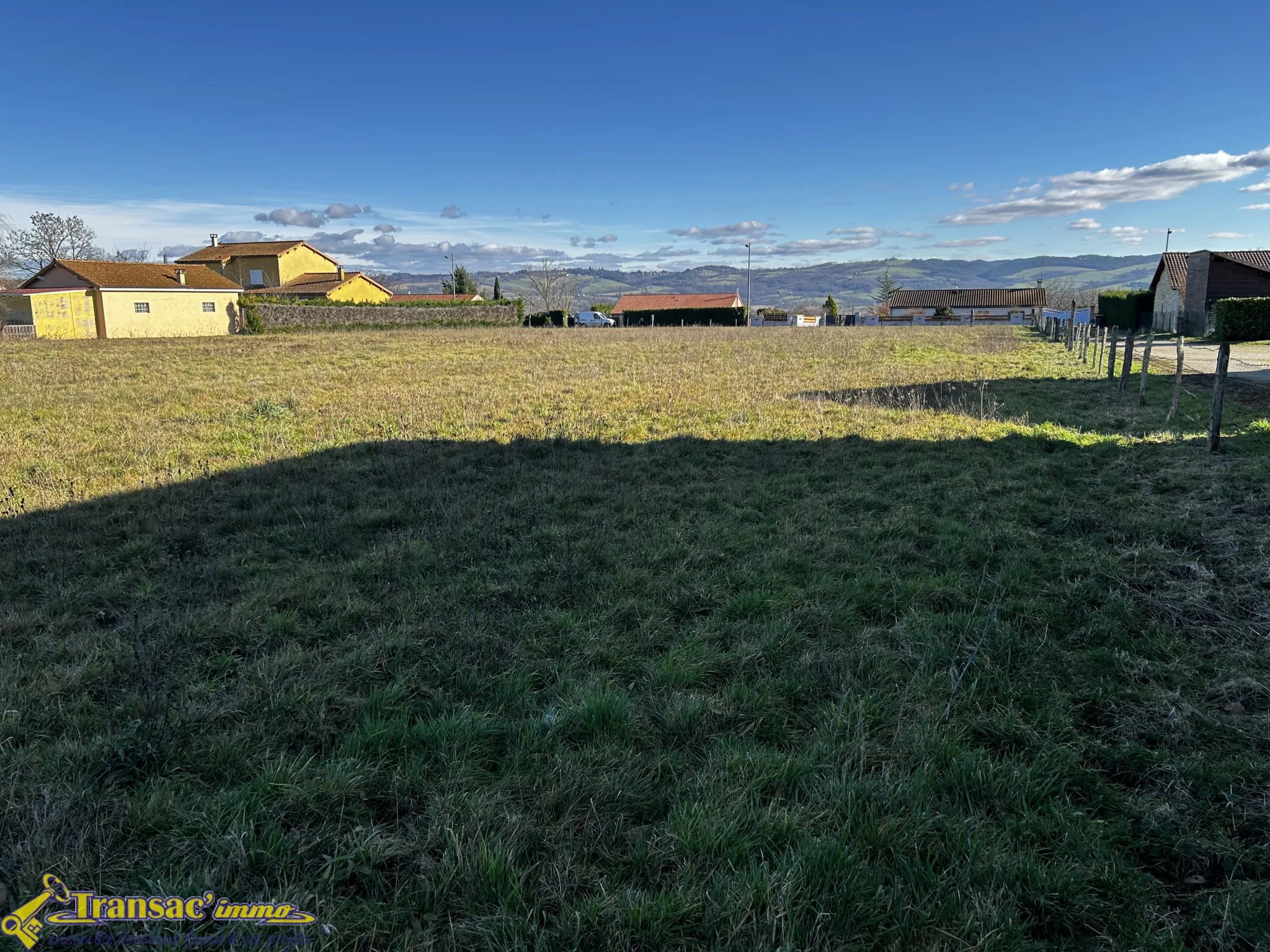 Terrain plat de 7730m2 à Saint-Priest-Bramefant 