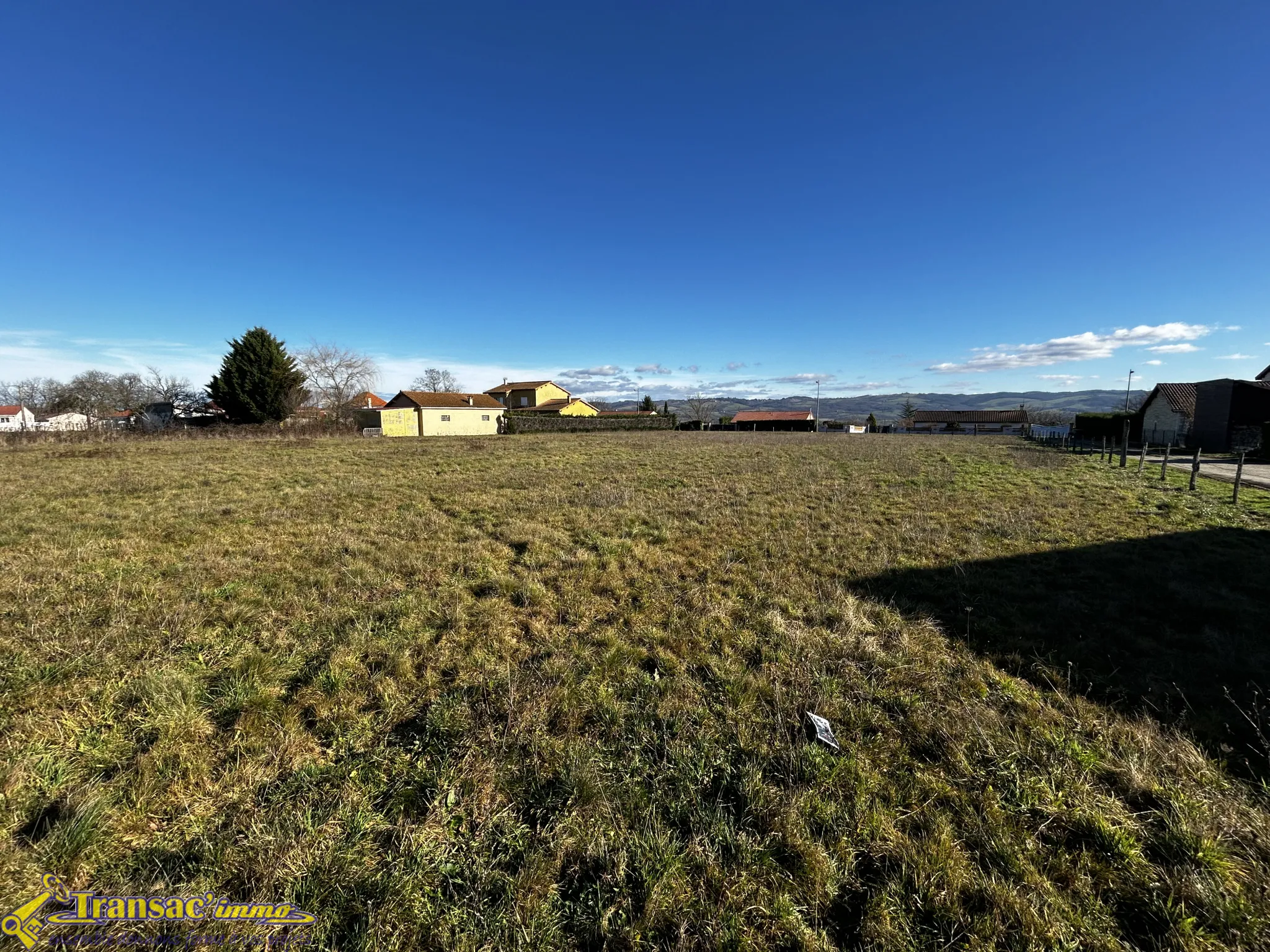 Terrain plat de 7730m2 à Saint-Priest-Bramefant 