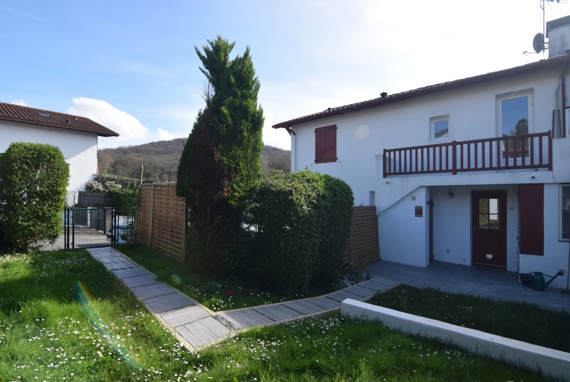 Maison mitoyenne lumineuse à Hasparren avec jardin 