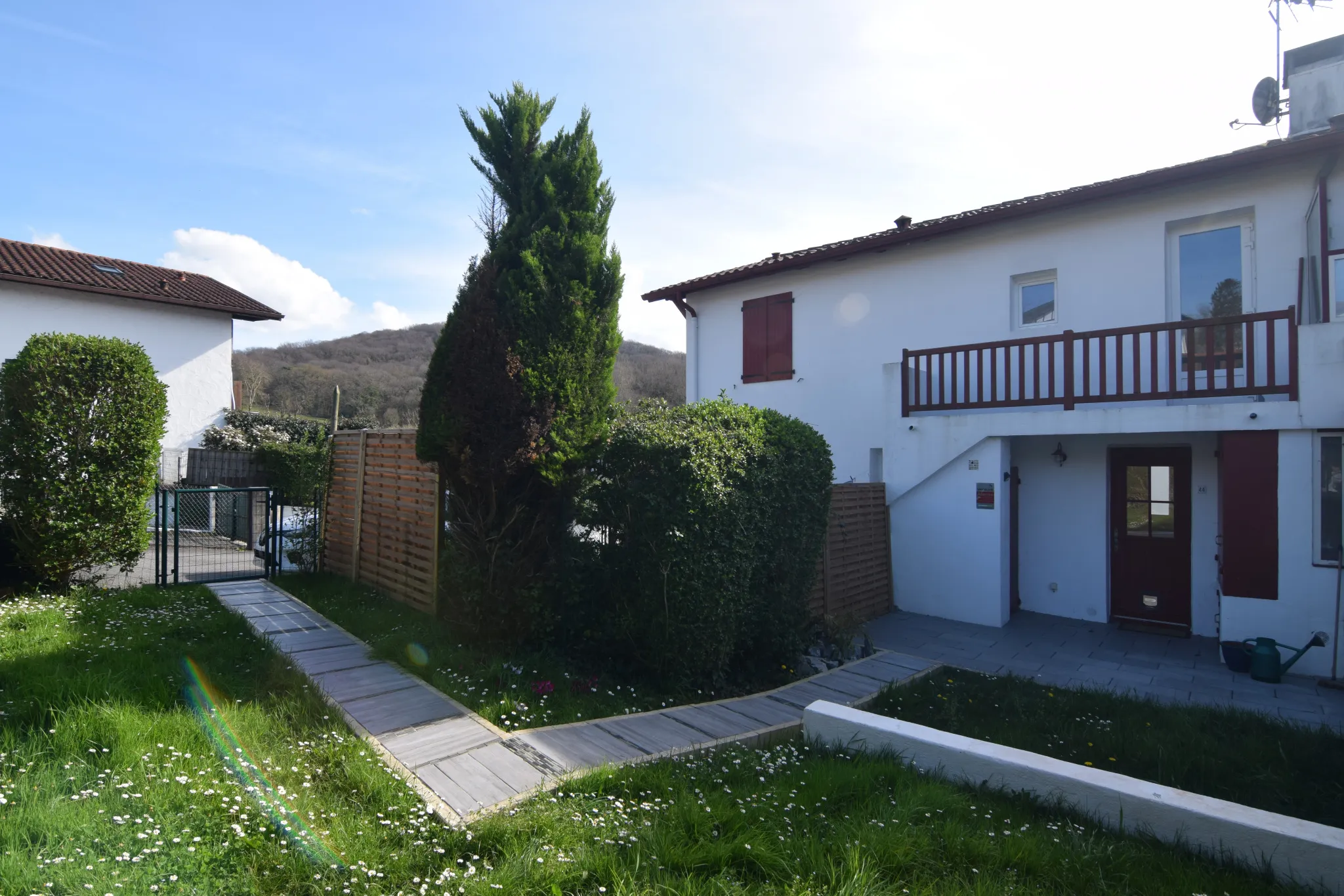 Maison mitoyenne lumineuse à Hasparren avec jardin 