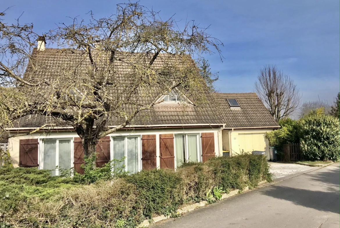 Maison Familiale de 147m2 à Mantes-la-Ville avec 5 Chambres et Jardin 