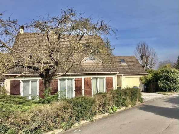 Maison Familiale de 147m2 à Mantes-la-Ville avec 5 Chambres et Jardin