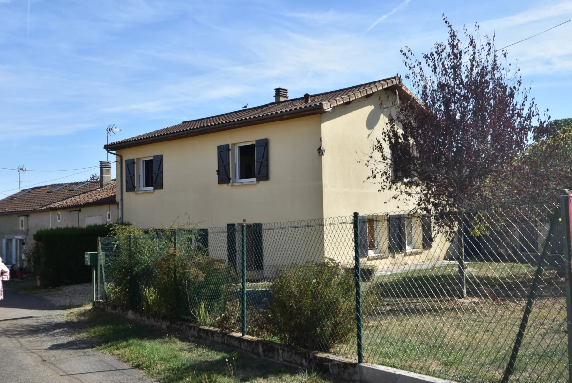 Maison spacieuse avec grange à Montbron 