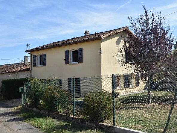 Maison spacieuse avec grange à Montbron