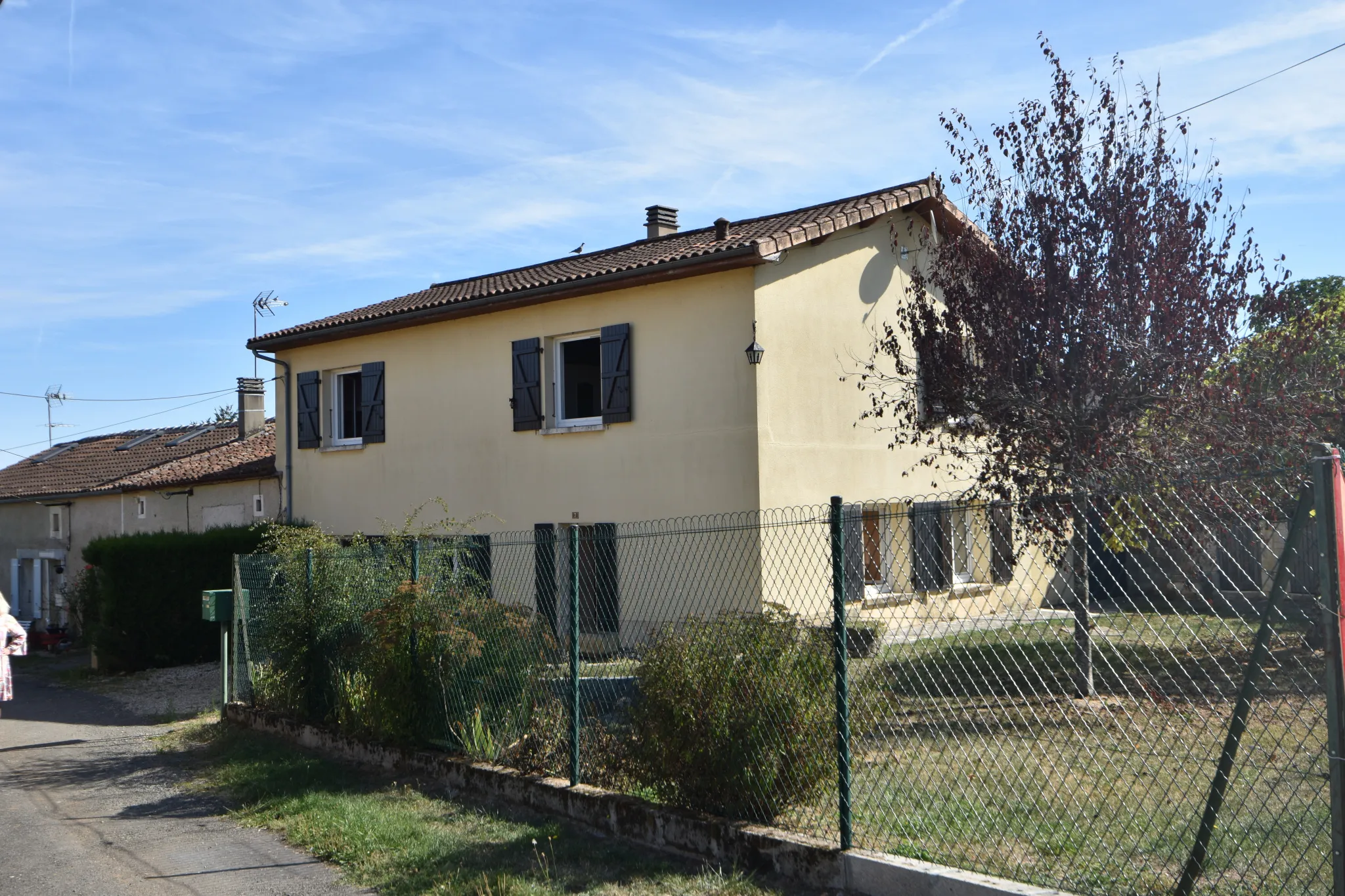 Maison spacieuse avec grange à Montbron 