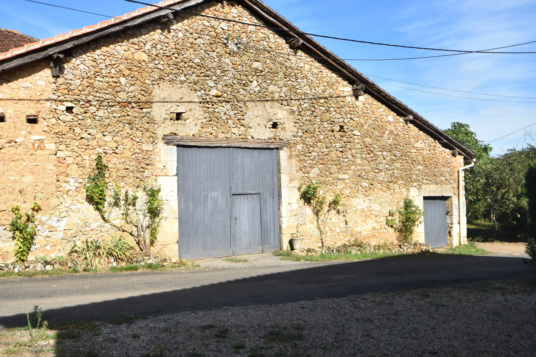 Maison spacieuse avec grange à Montbron 