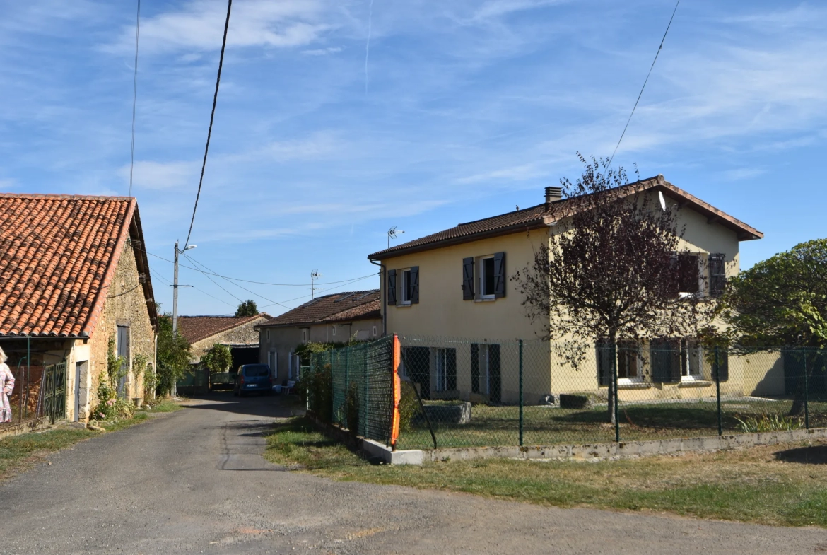 Maison spacieuse avec grange à Montbron 