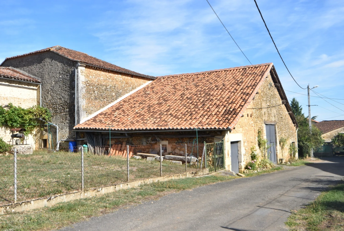 Maison spacieuse avec grange à Montbron 