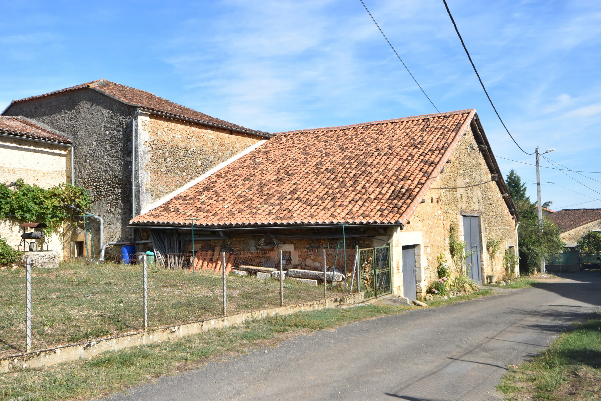 Maison spacieuse avec grange à Montbron 