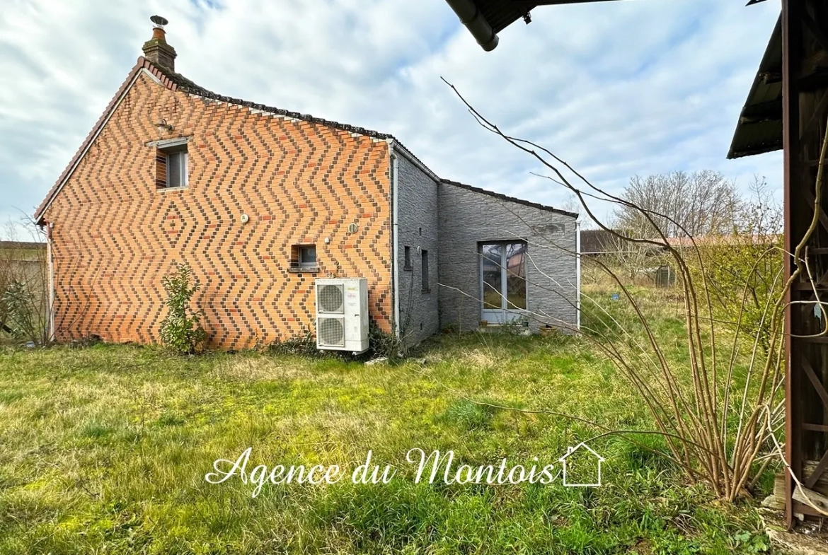 Fermette rénovée à Sergines avec jardin clos 